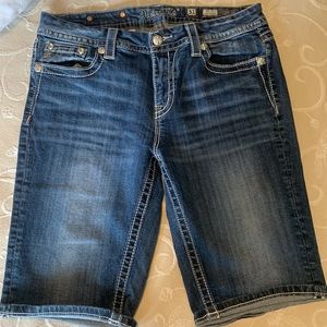 Miss Me Curvy Bermuda Shorts Sz 31